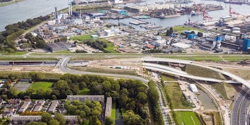 Luchtfoto van industriegebied met bouwwerkzaamheden voor een tunnel in aanleg