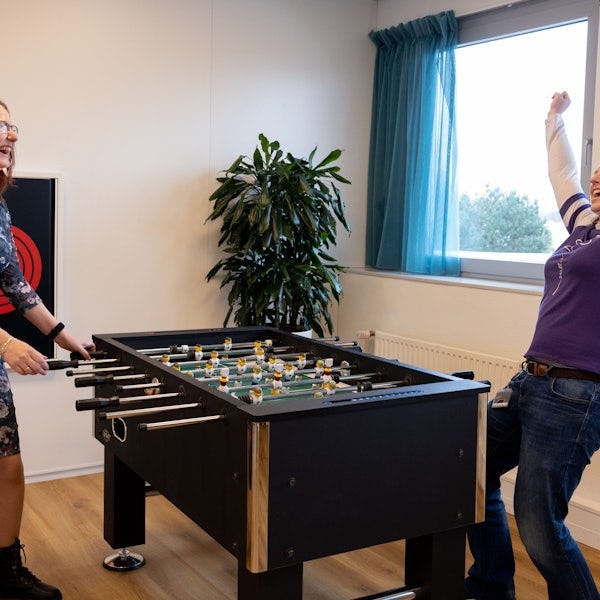 Vrouwen spelen tafelvoetbal