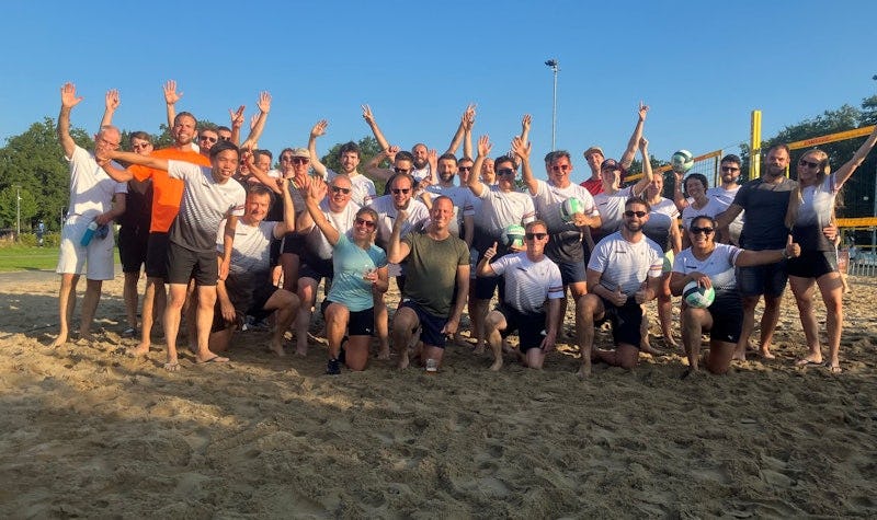 Collega's tijdens beachvolleybal